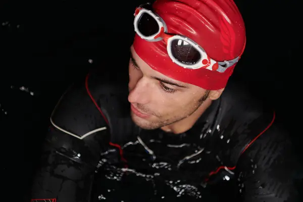 Otantik Triatlet Yüzücüsü Gece Antrenmanı Sırasında Mola Veriyor — Stok fotoğraf