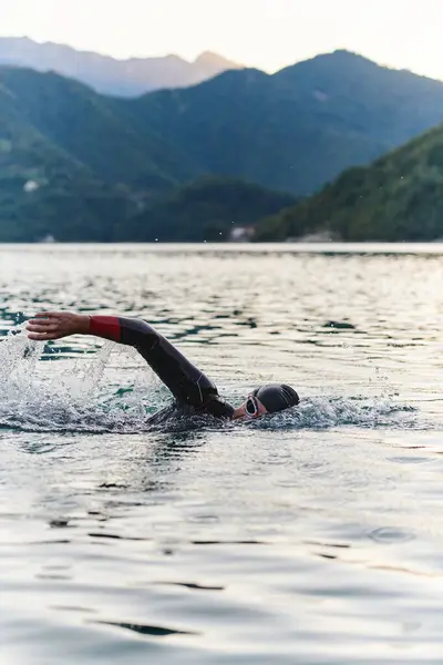 Профессиональный Триатлонист Непоколебимой Преданностью Готовится Предстоящему Соревнованию Озере Излучая Чувство — стоковое фото