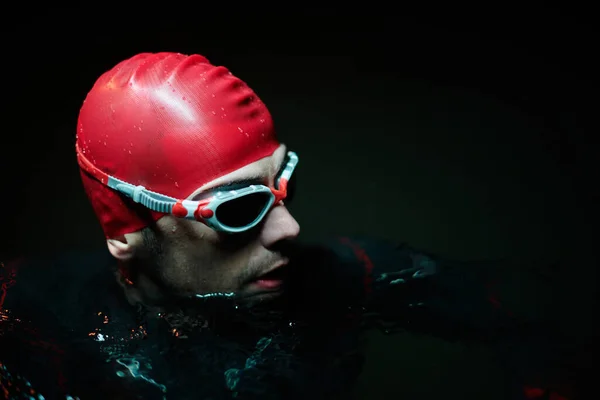 Prawdziwy Triathlete Pływak Przerwie Podczas Ciężkiego Treningu Nad Jeziorem Ciemnej — Zdjęcie stockowe