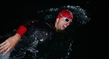 Kararlı bir profesyonel triatloncu soğuk sularda sıkı bir gece eğitimi alır. Yaklaşan triatlon yüzme yarışmasına hazırlanmak için kendini adamış ve direnç göstermiştir.. 