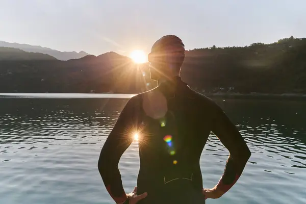 Autentico Atleta Triathlon Prepara Allenamento Nuoto Sul Lago Foto Alta — Foto Stock