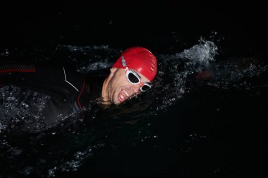 Kararlı bir profesyonel triatloncu soğuk sularda sıkı bir gece eğitimi alır. Yaklaşan triatlon yüzme yarışmasına hazırlanmak için kendini adamış ve direnç göstermiştir.. 
