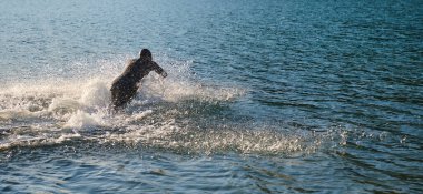 triatlon atleti gölde yüzme antrenmanına başladı. 