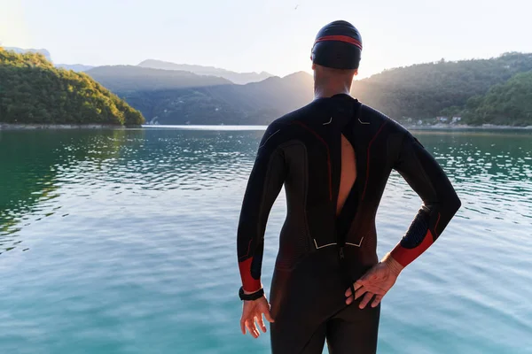 Настоящий Спортсмен Триатлон Готовится Плаванию Озере Высокое Качество Фото — стоковое фото