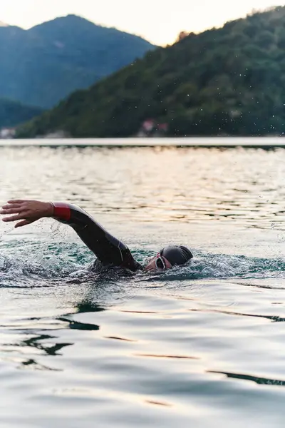 Profesyonel bir triatloncu gölde yapılacak yarışmaya kendini adamış, atletizm ve mükemmelliğe büyük bir bağlılık duygusu besliyor.