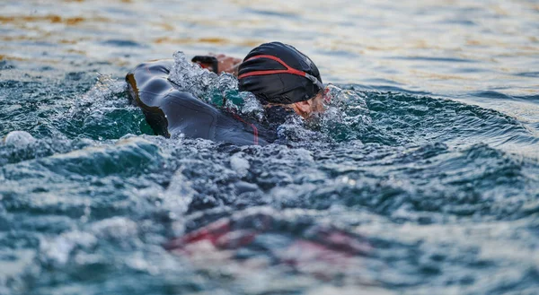 Atleta Triatlo Nadando Lago Nascer Sol Vestindo Roupa Mergulho Foto — Fotografia de Stock