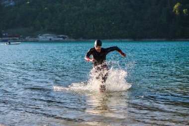 triatlon atleti gölde yüzme antrenmanına başladı. 