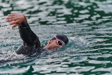 Profesyonel bir triatloncu gölde yapılacak yarışmaya kendini adamış, atletizm ve mükemmelliğe büyük bir bağlılık duygusu besliyor.