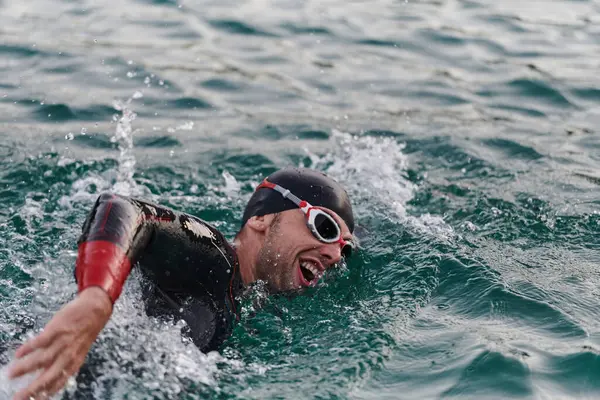 Profesjonalny Triatlonista Trenuje Niezachwianym Poświęceniem Nadchodzące Zawody Nad Jeziorem Emanując — Zdjęcie stockowe