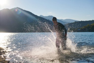 triatlon atleti gölde yüzme antrenmanına başladı. 