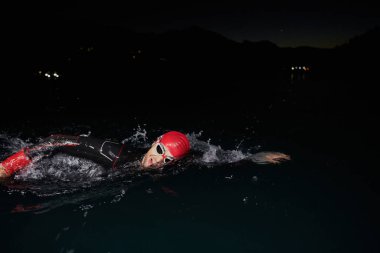 Kararlı bir profesyonel triatloncu soğuk sularda sıkı bir gece eğitimi alır. Yaklaşan triatlon yüzme yarışmasına hazırlanmak için kendini adamış ve direnç göstermiştir.. 