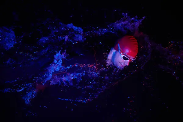 Gerçek Bir Triatlet Yüzücüsüdür Gölde Neon Renkli Işıklarda Sıkı Bir — Stok fotoğraf