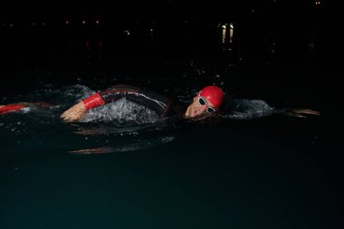 Kararlı bir profesyonel triatloncu soğuk sularda sıkı bir gece eğitimi alır. Yaklaşan triatlon yüzme yarışmasına hazırlanmak için kendini adamış ve direnç göstermiştir.. 