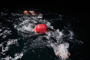 Kararlı bir profesyonel triatloncu soğuk sularda sıkı bir gece eğitimi alır. Yaklaşan triatlon yüzme yarışmasına hazırlanmak için kendini adamış ve direnç göstermiştir.. 