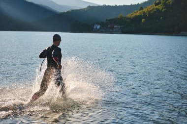 triatlon atleti gölde yüzme antrenmanına başladı. 