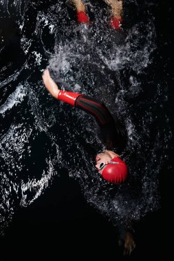 Kararlı bir profesyonel triatloncu soğuk sularda sıkı bir gece eğitimi alır. Yaklaşan triatlon yüzme yarışmasına hazırlanmak için kendini adamış ve direnç göstermiştir.. 