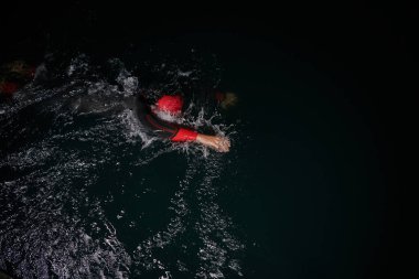 Kararlı bir profesyonel triatloncu soğuk sularda sıkı bir gece eğitimi alır. Yaklaşan triatlon yüzme yarışmasına hazırlanmak için kendini adamış ve direnç göstermiştir.. 