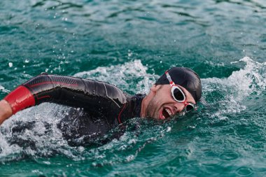 Profesyonel bir triatloncu gölde yapılacak yarışmaya kendini adamış, atletizm ve mükemmelliğe büyük bir bağlılık duygusu besliyor.