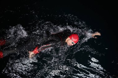 Kararlı bir profesyonel triatloncu soğuk sularda sıkı bir gece eğitimi alır. Yaklaşan triatlon yüzme yarışmasına hazırlanmak için kendini adamış ve direnç göstermiştir.. 