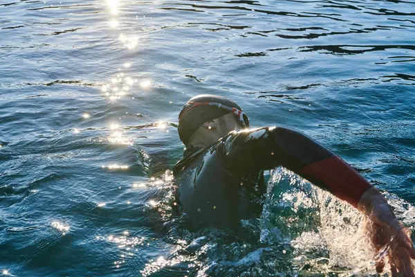 Atleta Triatlón Nadando Lago Amanecer Usando Traje Neopreno Foto Alta — Foto de Stock