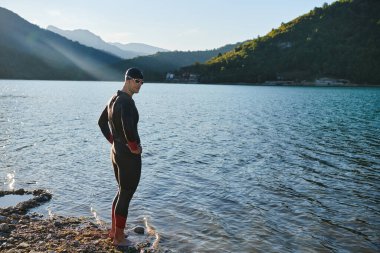 triatlon atleti gölde yüzme antrenmanına başladı. 