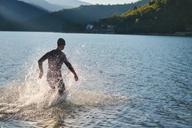 triatlon atleti gölde yüzme antrenmanına başladı. 