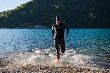 triatlon atleti gölde yüzme antrenmanına başladı. 