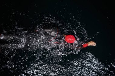 Kararlı bir profesyonel triatloncu soğuk sularda sıkı bir gece eğitimi alır. Yaklaşan triatlon yüzme yarışmasına hazırlanmak için kendini adamış ve direnç göstermiştir.. 