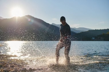 triatlon atleti gölde yüzme antrenmanına başladı. 