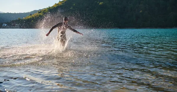 triatlon atleti gölde yüzme antrenmanına başladı. 