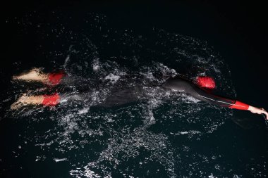 Kararlı bir profesyonel triatloncu soğuk sularda sıkı bir gece eğitimi alır. Yaklaşan triatlon yüzme yarışmasına hazırlanmak için kendini adamış ve direnç göstermiştir.. 