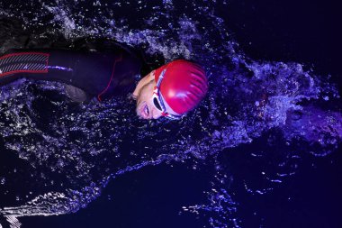 Kararlı bir profesyonel triatloncu soğuk sularda sıkı bir gece eğitimi alır. Yaklaşan triatlon yüzme yarışmasına hazırlanmak için kendini adamış ve direnç göstermiştir.. 