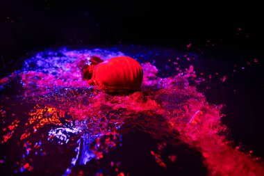 Gerçek bir triatlet yüzücüsüdür. Gölde, neon renkli ışıklarda sıkı bir antrenman sırasında mola verir.