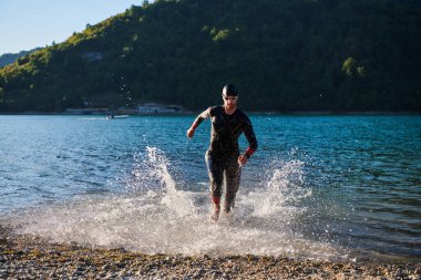 triatlon atleti gölde yüzme antrenmanına başladı. 