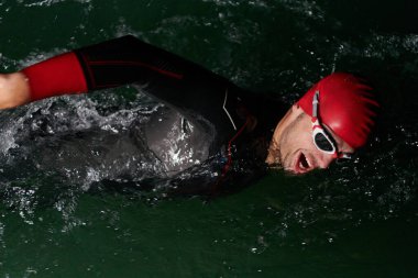 Kararlı bir profesyonel triatloncu soğuk sularda sıkı bir gece eğitimi alır. Yaklaşan triatlon yüzme yarışmasına hazırlanmak için kendini adamış ve direnç göstermiştir.. 