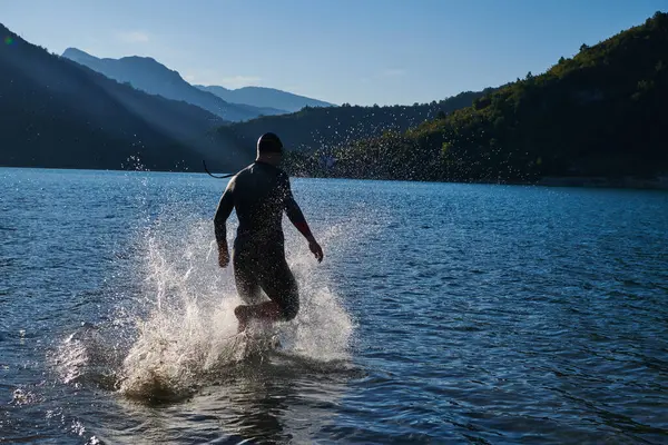 Atleta Triatlón Comenzando Nadar Entrenamiento Lago —  Fotos de Stock