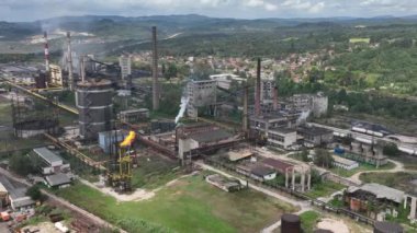 Bir kimya fabrikasında meşale yakmak. Zararlı maddelerin atmosfere salınımı. Kimya endüstrisinde Ateşli Baca. Sinematik Hava Aracı Kurma Paraşütü Çekimi. 