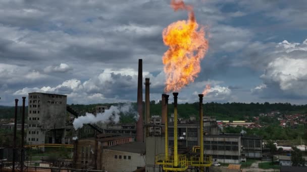 Membakar Obor Pabrik Kimia Pelepasan Zat Berbahaya Atmosfer Chimney Fire — Stok Video