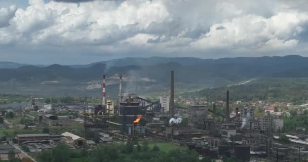 공장에서 횃불을 태우고 대기에 물질의 회사에 Chimney 시네마틱 항공기 — 비디오