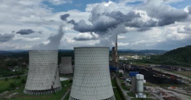Hava kirliliği veya karbon ayak izi konsepti içinde soğutma kuleleri bacası ve kazan dairesi olan büyük bir kömür santralinin hava aracı görüntüleri. Endüstriyel borulardan atmosfere emisyon