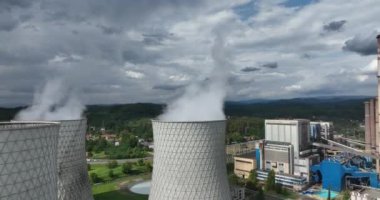Hava kirliliği veya karbon ayak izi konsepti içinde soğutma kuleleri bacası ve kazan dairesi olan büyük bir kömür santralinin hava aracı görüntüleri. Endüstriyel borulardan atmosfere emisyon
