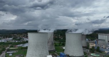 Hava kirliliği veya karbon ayak izi konsepti içinde soğutma kuleleri bacası ve kazan dairesi olan büyük bir kömür santralinin hava aracı görüntüleri. Endüstriyel borulardan atmosfere emisyon