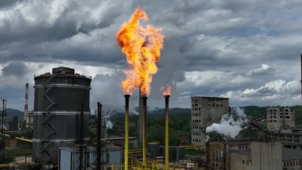 Spalenie Pochodni Zakładzie Chemicznym Emisja Szkodliwych Substancji Atmosfery Komin Ogniem — Wideo stockowe