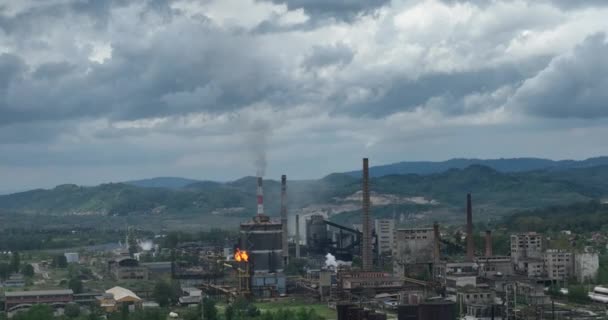 Zapálení Pochodně Chemické Továrně Emise Škodlivých Látek Ovzduší Komín Ohněm — Stock video