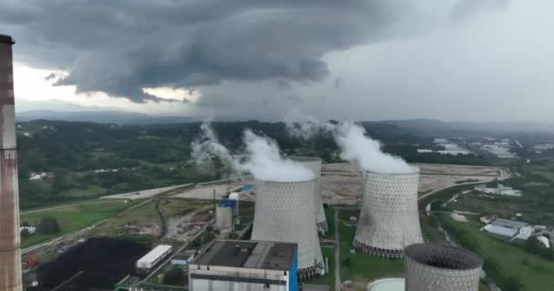 Drohnenaufnahmen Eines Großen Kohlekraftwerks Mit Kühltürmen Schornstein Und Kesselhaus Einem — Stockvideo