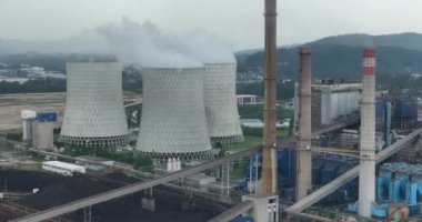 Hava kirliliği veya karbon ayak izi konsepti içinde soğutma kuleleri bacası ve kazan dairesi olan büyük bir kömür santralinin hava aracı görüntüleri. Endüstriyel borulardan atmosfere emisyon