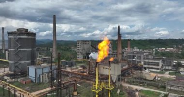 Bir kimya fabrikasında meşale yakmak. Zararlı maddelerin atmosfere salınımı. Kimya endüstrisinde Ateşli Baca. Sinematik Hava Aracı Kurma Paraşütü Çekimi. 