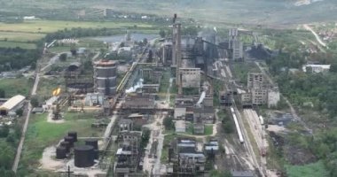 Hava kirliliği veya karbon ayak izi konsepti içinde soğutma kuleleri bacası ve kazan dairesi olan büyük bir kömür santralinin hava aracı görüntüleri. Endüstriyel borulardan atmosfere emisyon