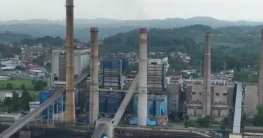 Hava kirliliği veya karbon ayak izi konsepti içinde soğutma kuleleri bacası ve kazan dairesi olan büyük bir kömür santralinin hava aracı görüntüleri. Endüstriyel borulardan atmosfere emisyon