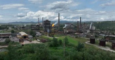 Bir kimya fabrikasında meşale yakmak. Zararlı maddelerin atmosfere salınımı. Kimya endüstrisinde Ateşli Baca. Sinematik Hava Aracı Kurma Paraşütü Çekimi. 